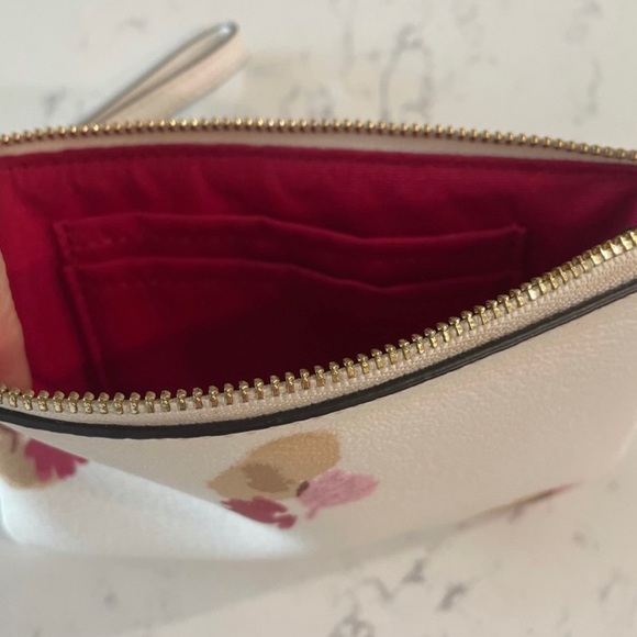 COACH FLORAL TAN WRISTLET-INSIDE HAS 2 CARD SLOTS - Picture 3 of 4